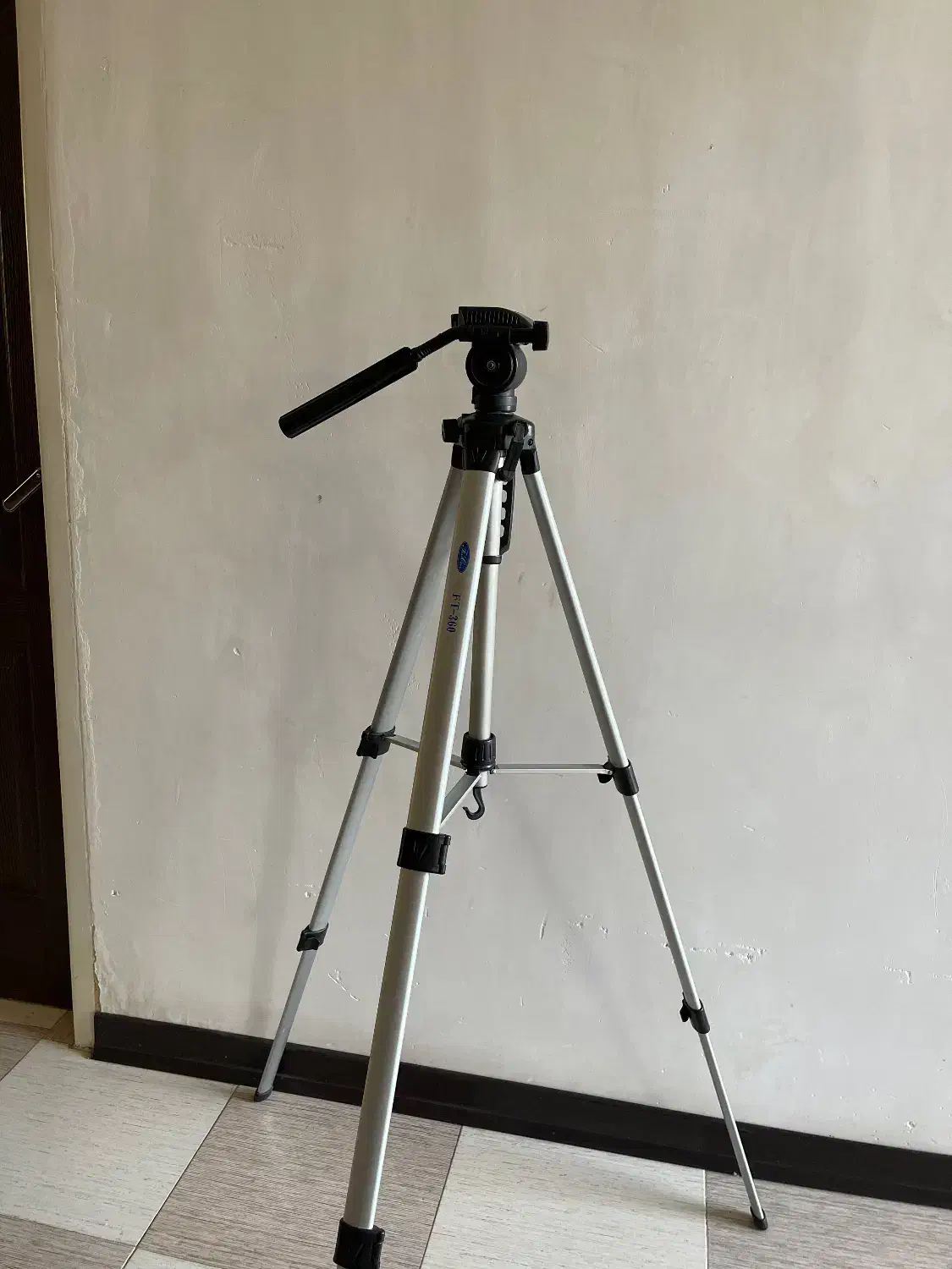 پایه دوربین عکاسی|دوربین عکاسی و فیلمبرداری|شیراز, فخرآباد (دروازه کازرون)|دیوار