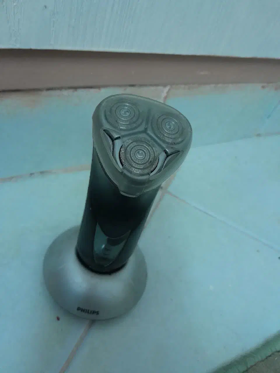 دوعدد ریش تراش سه تیغه یکی فیلیپس با خط زن|آرایشی، بهداشتی، درمانی|سمنان, |دیوار