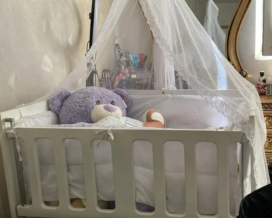 گهواره برقی وتخت و تعدادی لباس وست بیمارستانی|اسباب و اثاث بچه|اسلام‌شهر, شهرک قائمیه|دیوار