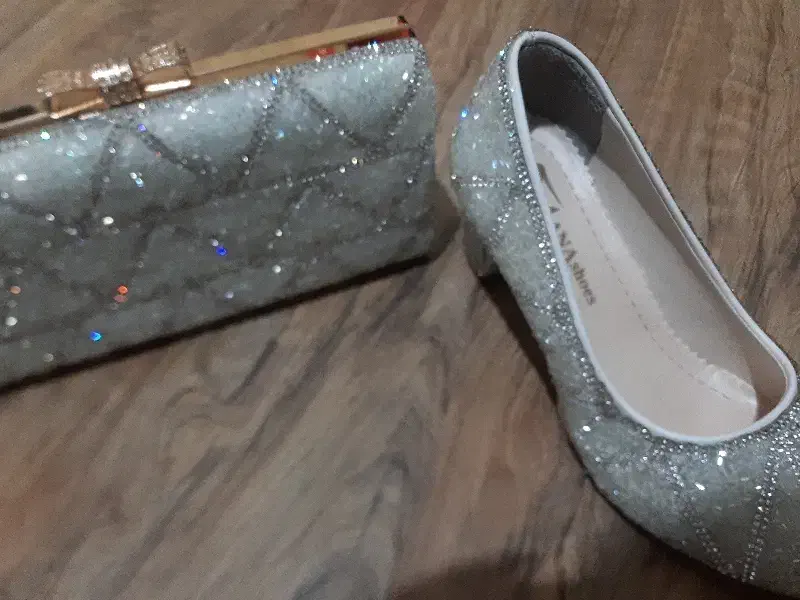 کیف و کفش عروس|کیف، کفش، کمربند|رشت, فلسطین|دیوار