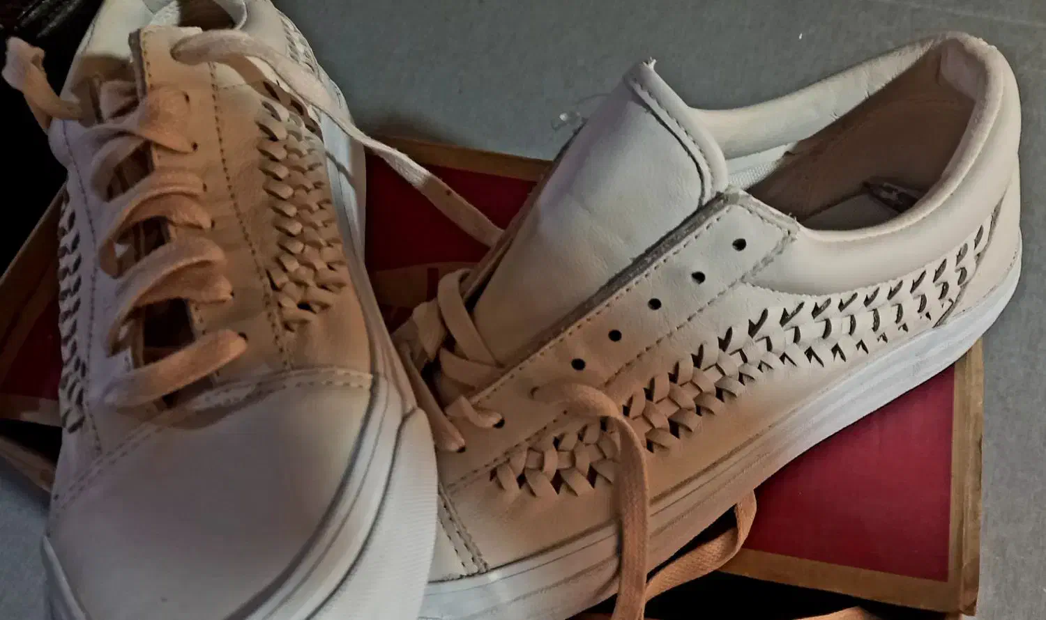 کتونی|کیف، کفش، کمربند|اشتهارد, |دیوار