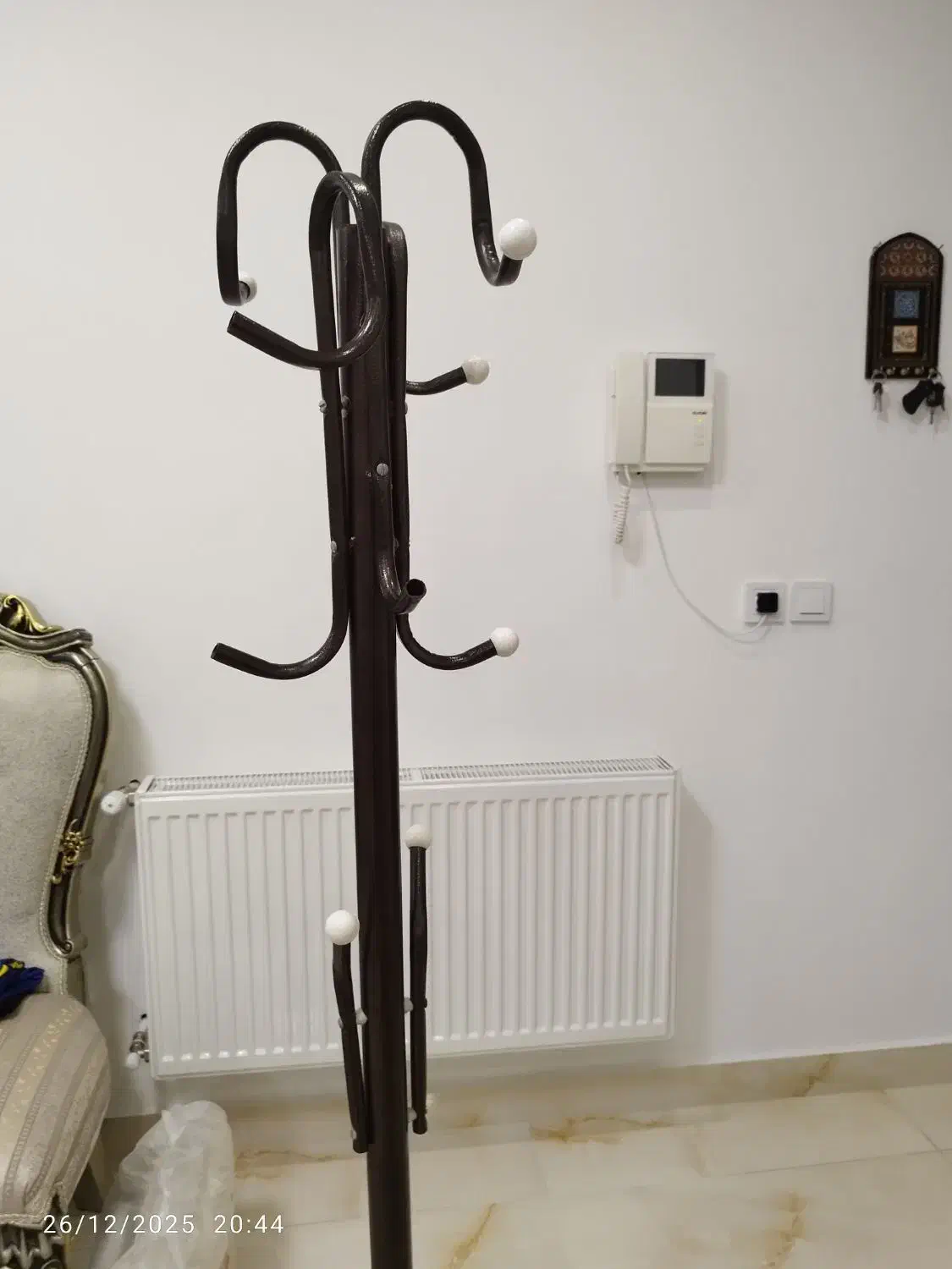 جا لباسی|بندرخت و رخت‌آویز|بندر انزلی, شاکوچه|دیوار