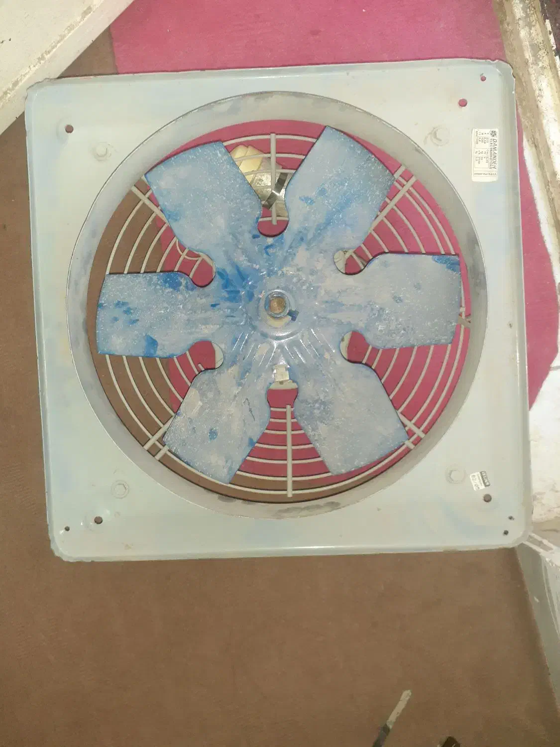 فن دمنده در حدنو|پنکه و تصفیه‌کنندهٔ هوا|زاهدان, |دیوار