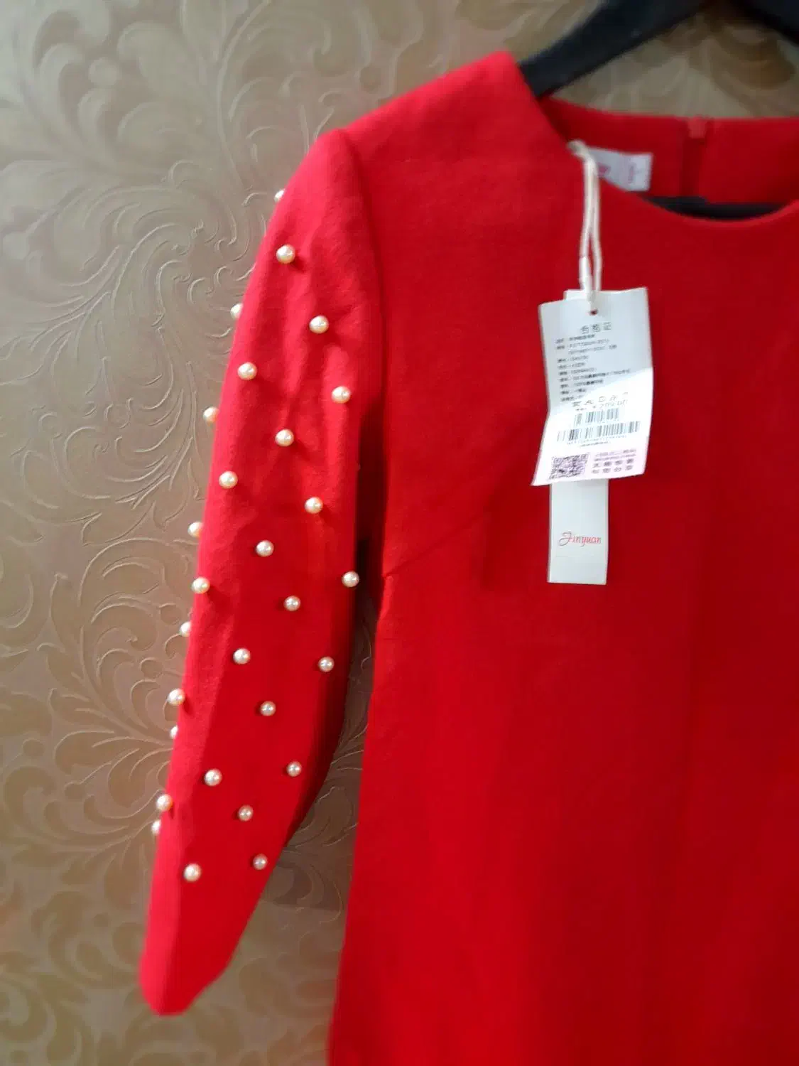 پیراهن پاییزی|لباس|رباط‌کریم, رباط‌کریم|دیوار