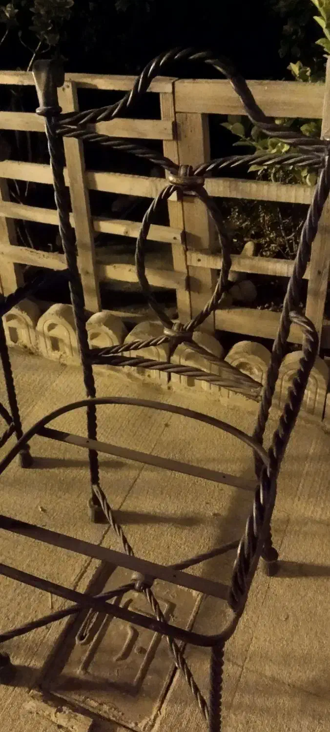 صندلیهای فرفورژه و ساعت چوبی|صندلی و نیمکت|هشتگرد, فاز ۱ مهستان|دیوار