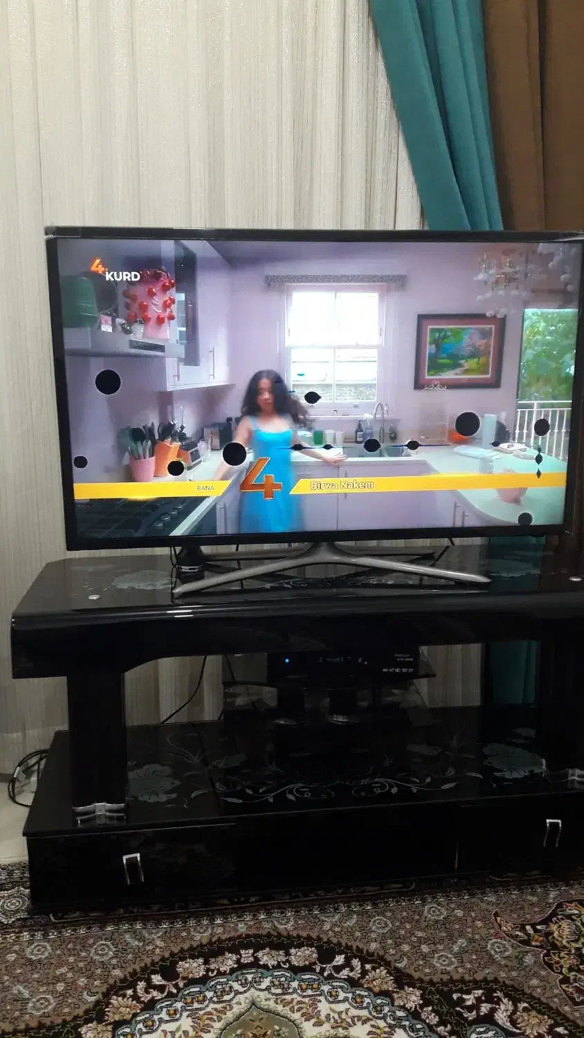 فروش تلویزیون 42 اینچ با میز شیشه ای|تلویزیون و پروژکتور|نقده, |دیوار