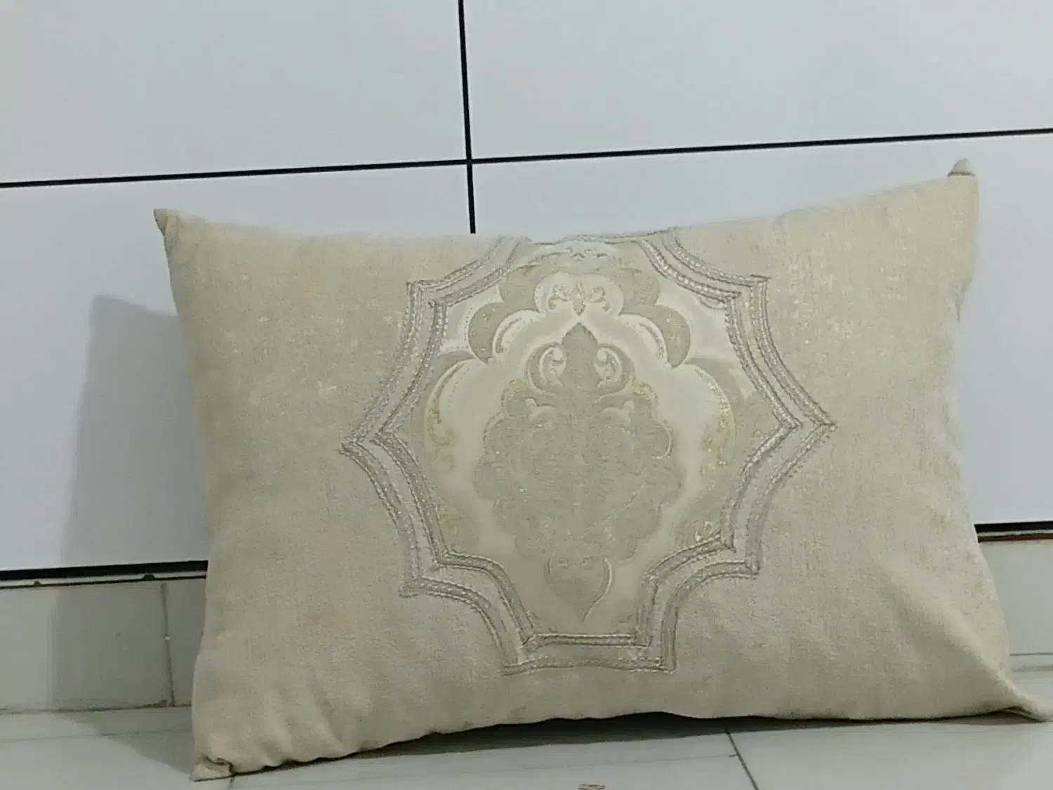 بالش|رختخواب، بالش، پتو|سلماس, |دیوار