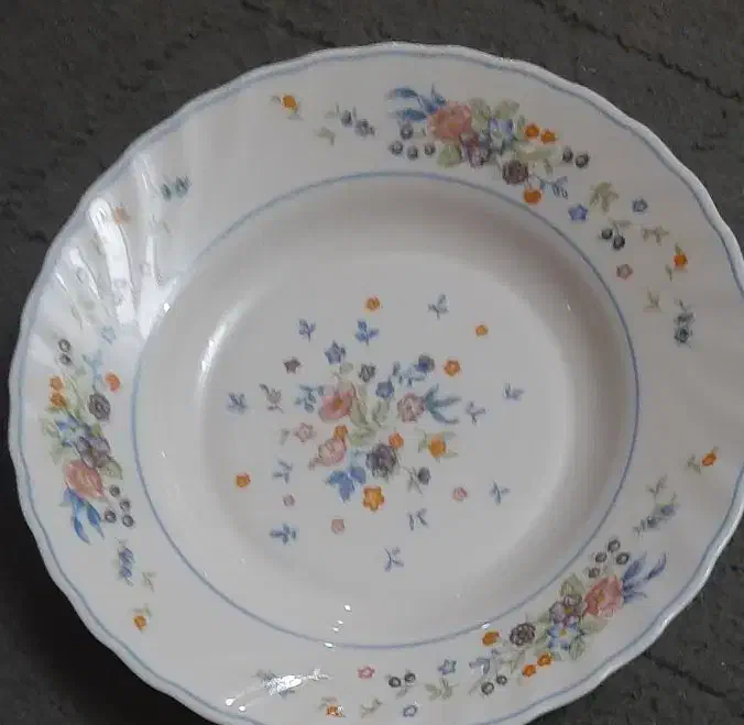 یک عدد بشقاب گود و۴تا پیش دستی|ظروف سرو و پذیرایی|ارومیه, |دیوار