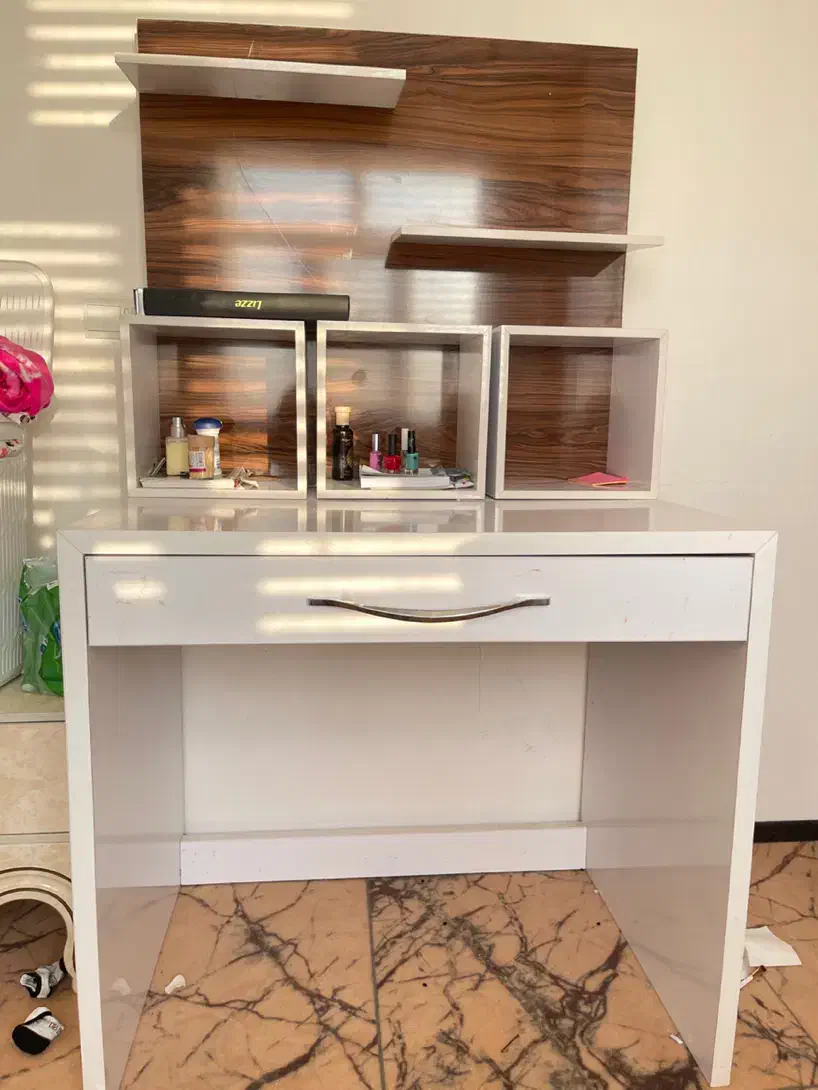 میز مطالعه و کتابخونهی تمیز و خوشساخت برای فروش|میز تحریر و کامپیوتر|دوگنبدان, |دیوار