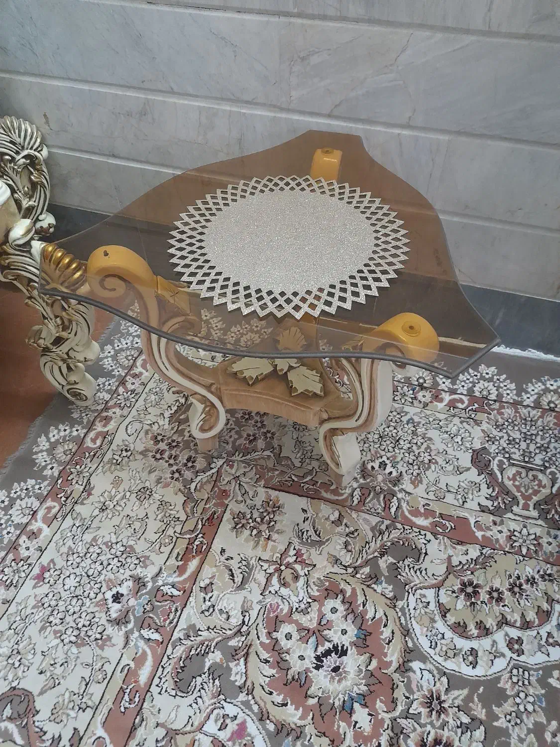 مبل سلطنتی  ۷ نفره و همراه با ۳ عدد میز عسلی|مبلمان خانگی و میز عسلی|قم, هفت تیر|دیوار