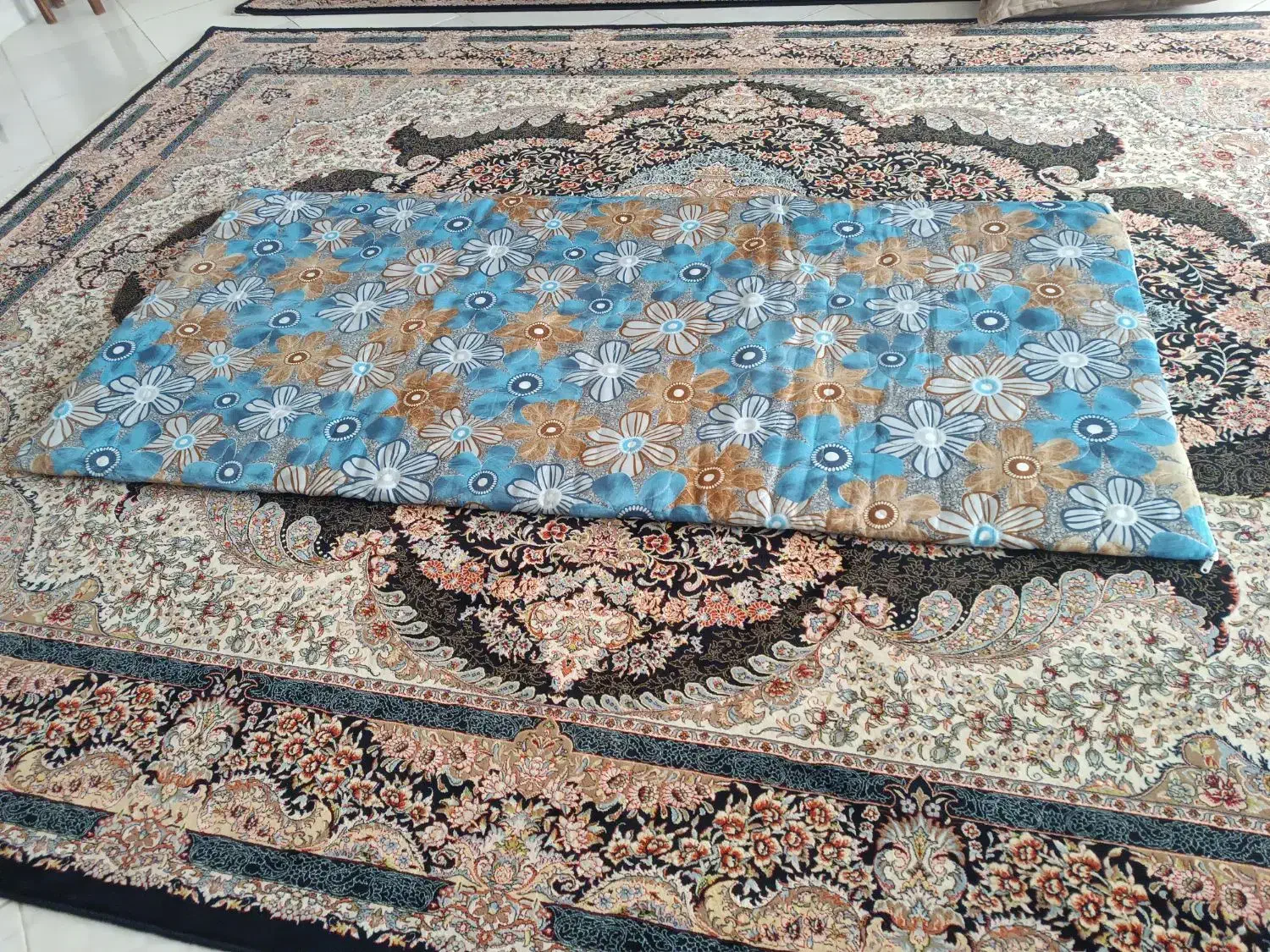 دو عدد تشک مسافرتی به همراه دو عدد لحاف|رختخواب، بالش، پتو|قدس, شهرقدس|دیوار