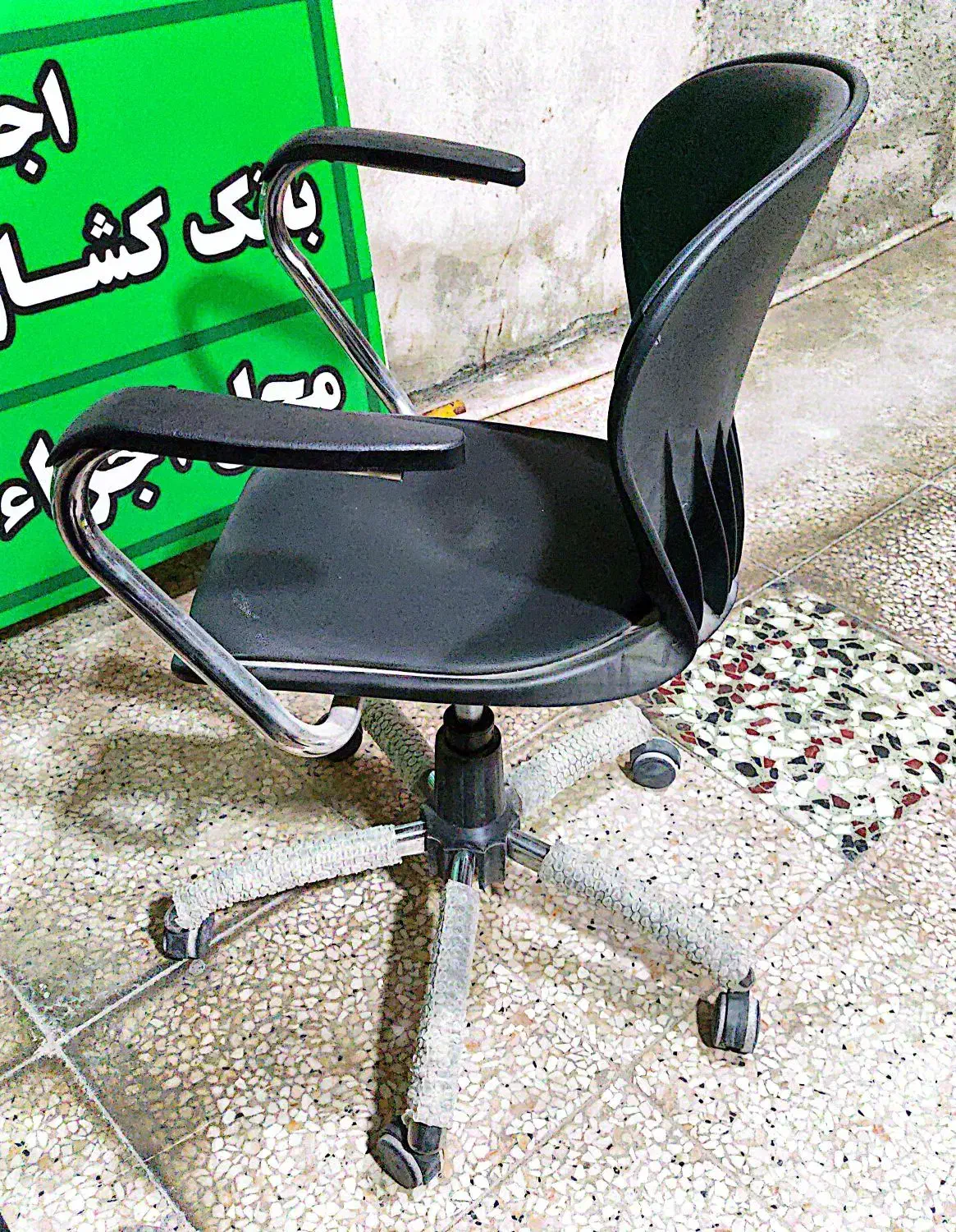 صندلی دسته دار و چرخ دار|صندلی و نیمکت|دهدشت, |دیوار