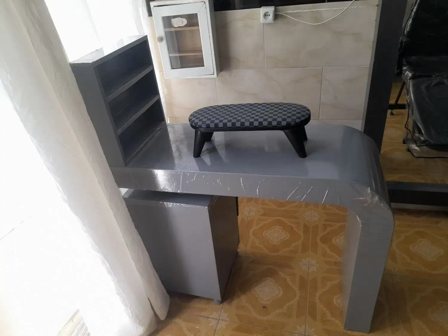 دکور وسایل ارایشگاه زنانه|آرایشگاه و سالنهای زیبایی|سنندج, |دیوار