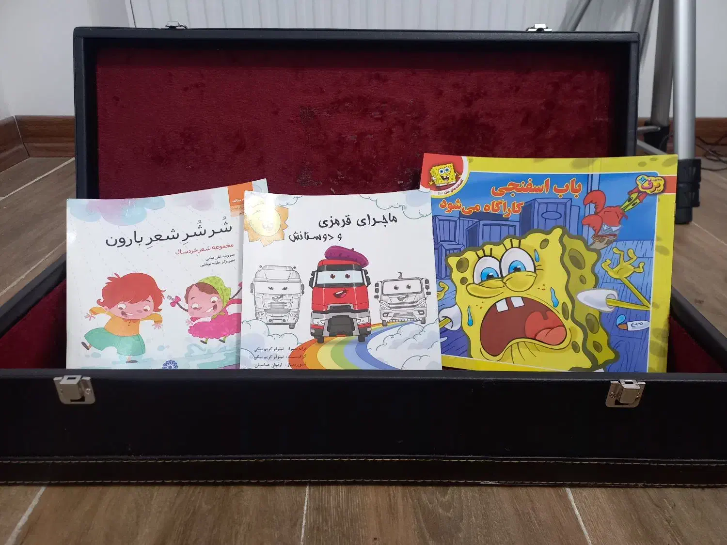 ۲ کتاب داستان و یک کتاب داستان با نقاشی|کتاب و مجله آموزشی|مبارکه, |دیوار