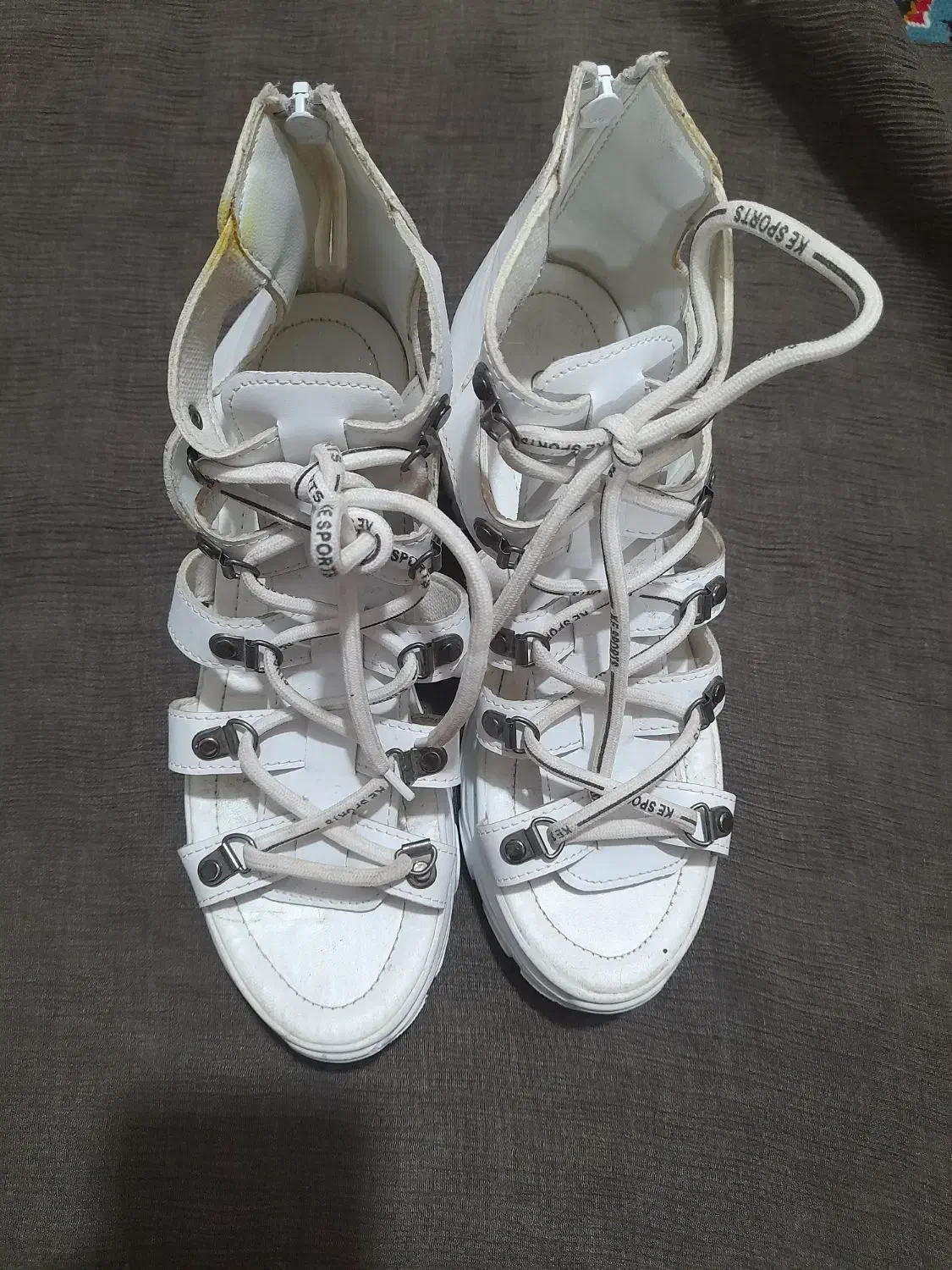 دمپایی‌کفشی‌|کیف، کفش، کمربند|املش, |دیوار