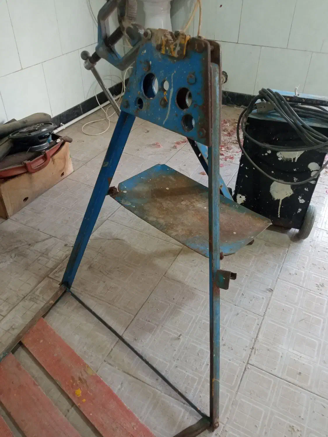 گیره لولهگیر سهپایه صنعتی محکم و سالم|ابزارآلات|اشتهارد, |دیوار