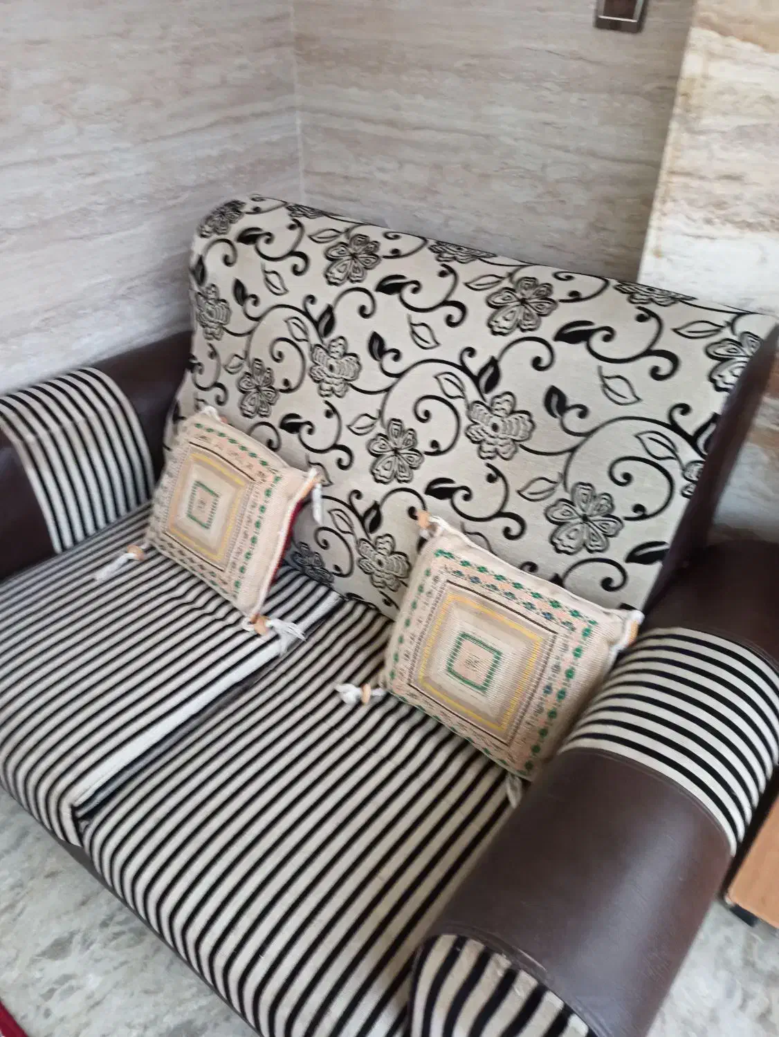 مبلمان ۷نفره   همراه جلو مبلی محکم و سالم|مبلمان خانگی و میز عسلی|تولم شهر, |دیوار