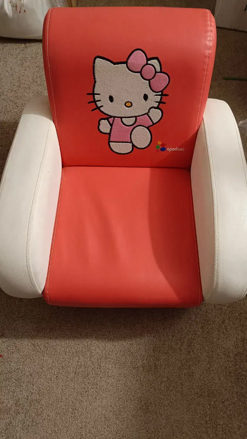 مبل همراه با پاف بچگانه|تخت و صندلی بچه|شاهین‌شهر, نظامی|دیوار