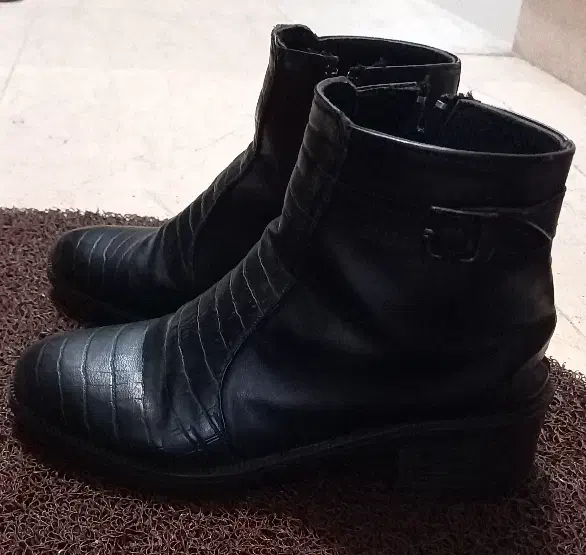 نیم بوت طرح سنگی|کیف، کفش، کمربند|رشت, فلسطین|دیوار