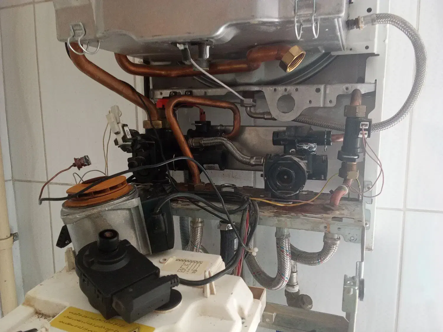 تعمیرات پکیج و رادیاتور های سوراخ|خدمات پیشه و مهارت|پرند, فاز ۵|دیوار