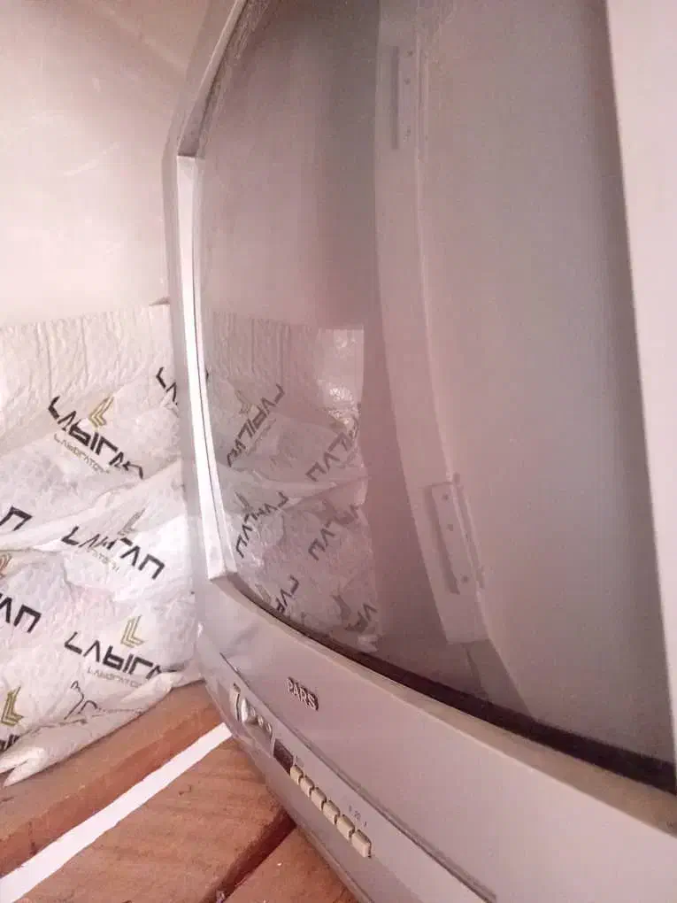 تلوزیون سالم پارس قدیمی قیمت توافقی|تلویزیون و پروژکتور|شیراز, شهرک ترکان|دیوار