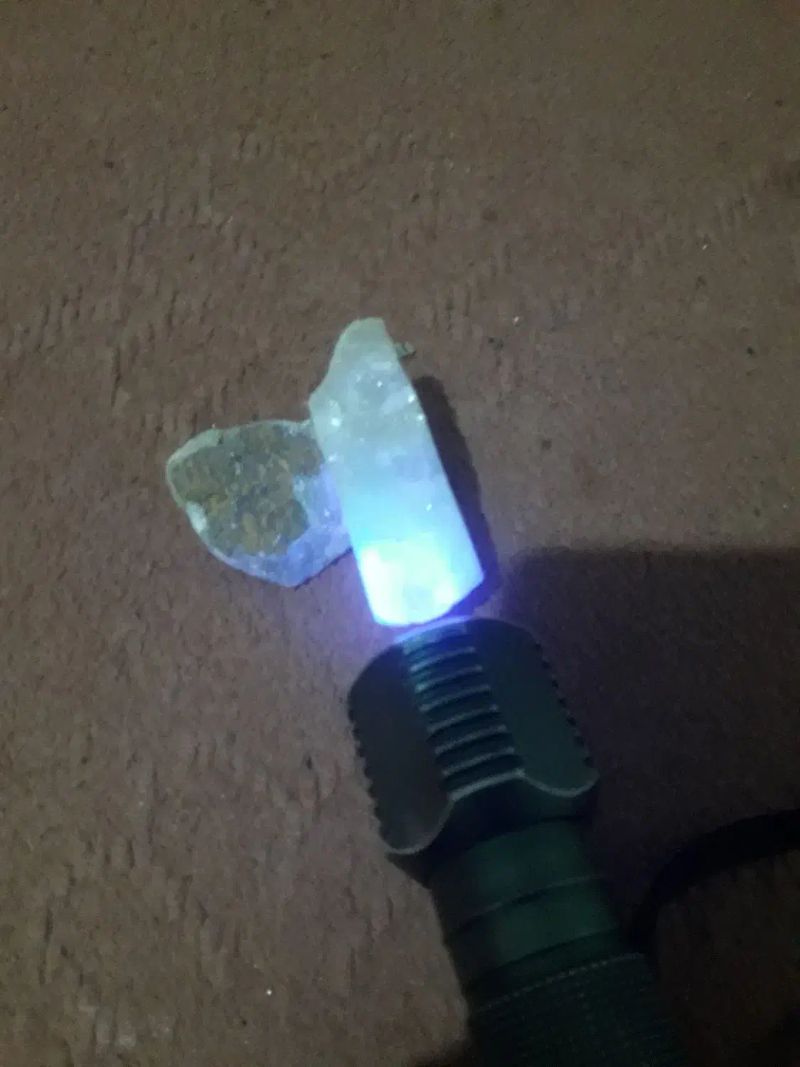 سنگ عقیق ایرانی شیری|جواهرات|بندر گز, |دیوار