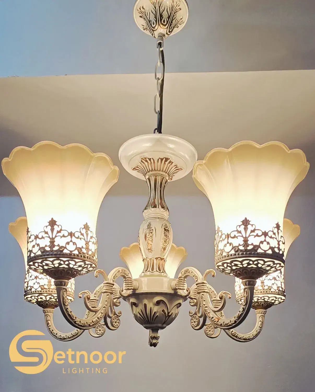 ۱ جفت لوستر ۵ شاخه کلاسیک سفید پتینه طلایی (۲ عدد)|لوستر و چراغ آویز|تهران, اقدسیه|دیوار