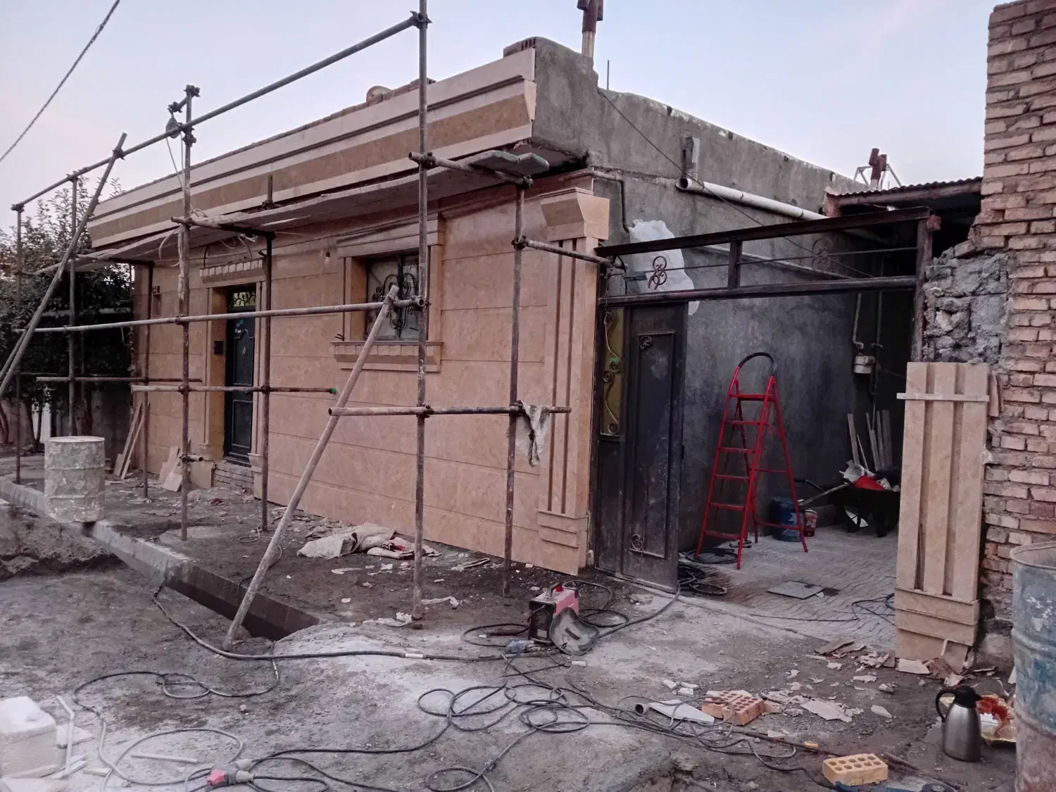 کارگر برای کاشی کاری نما کاری|استخدام معماری، عمران و ساختمانی|خوی, |دیوار