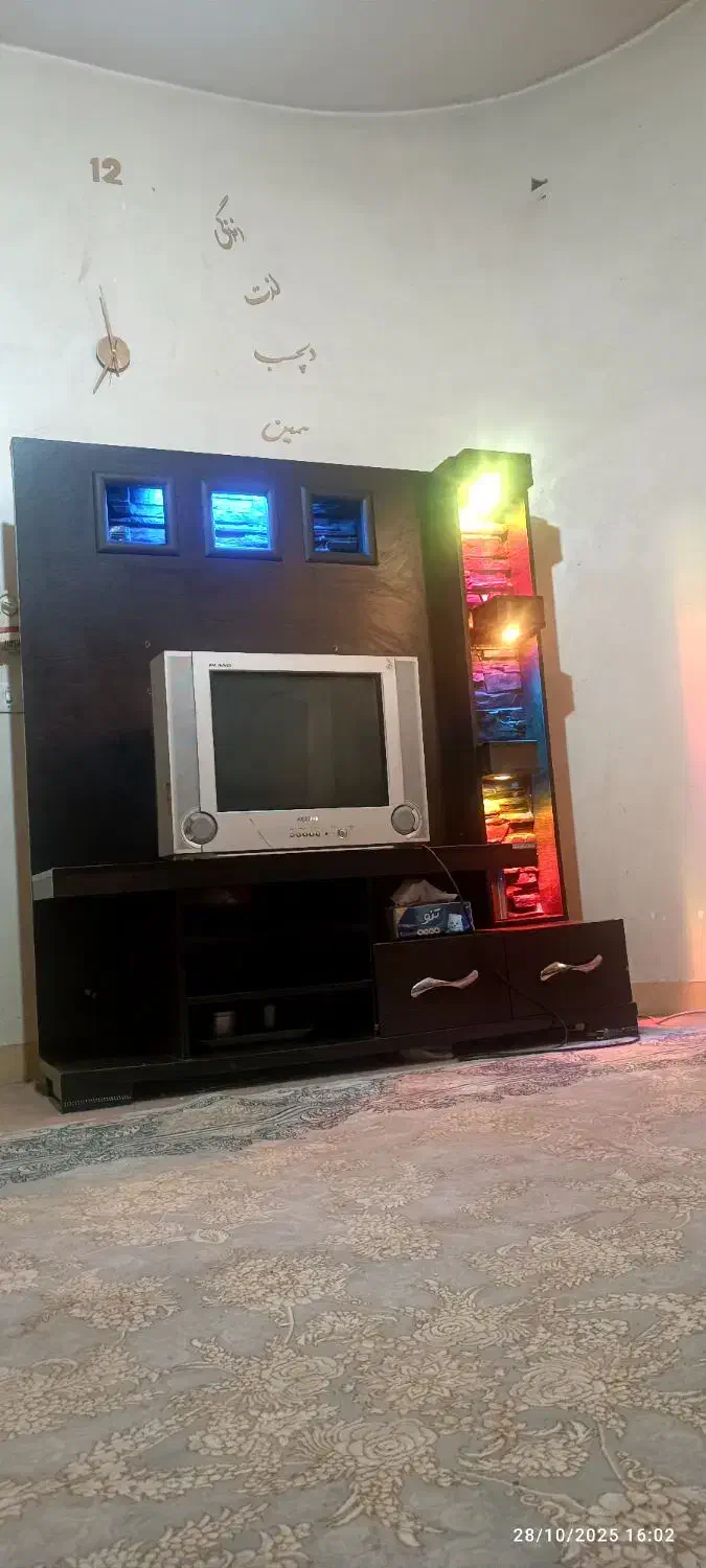 میز تلویزیون و تلویزیون سامسونگ ودیجیتال دارد|تلویزیون و پروژکتور|اهواز, کوی طلاب|دیوار