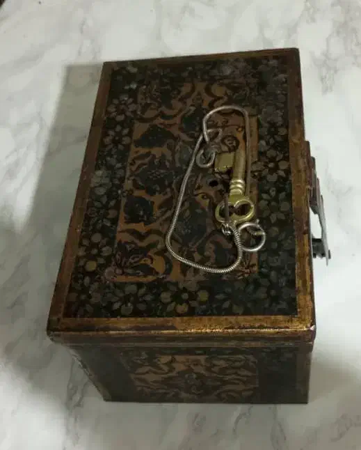 صندوقچه ی فولادی دوران صفوی|کلکسیون اشیاء عتیقه|سنندج, |دیوار