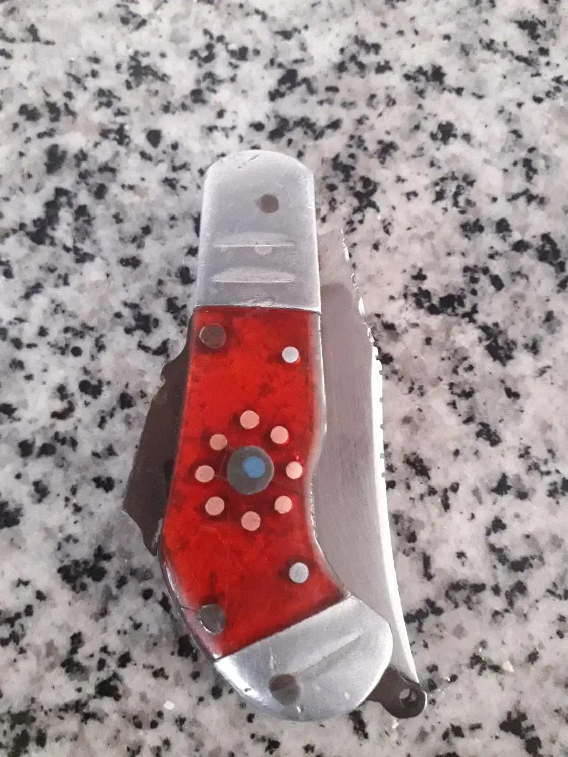 چاقو ضامندار|کلکسیون اشیاء عتیقه|جهرم, |دیوار