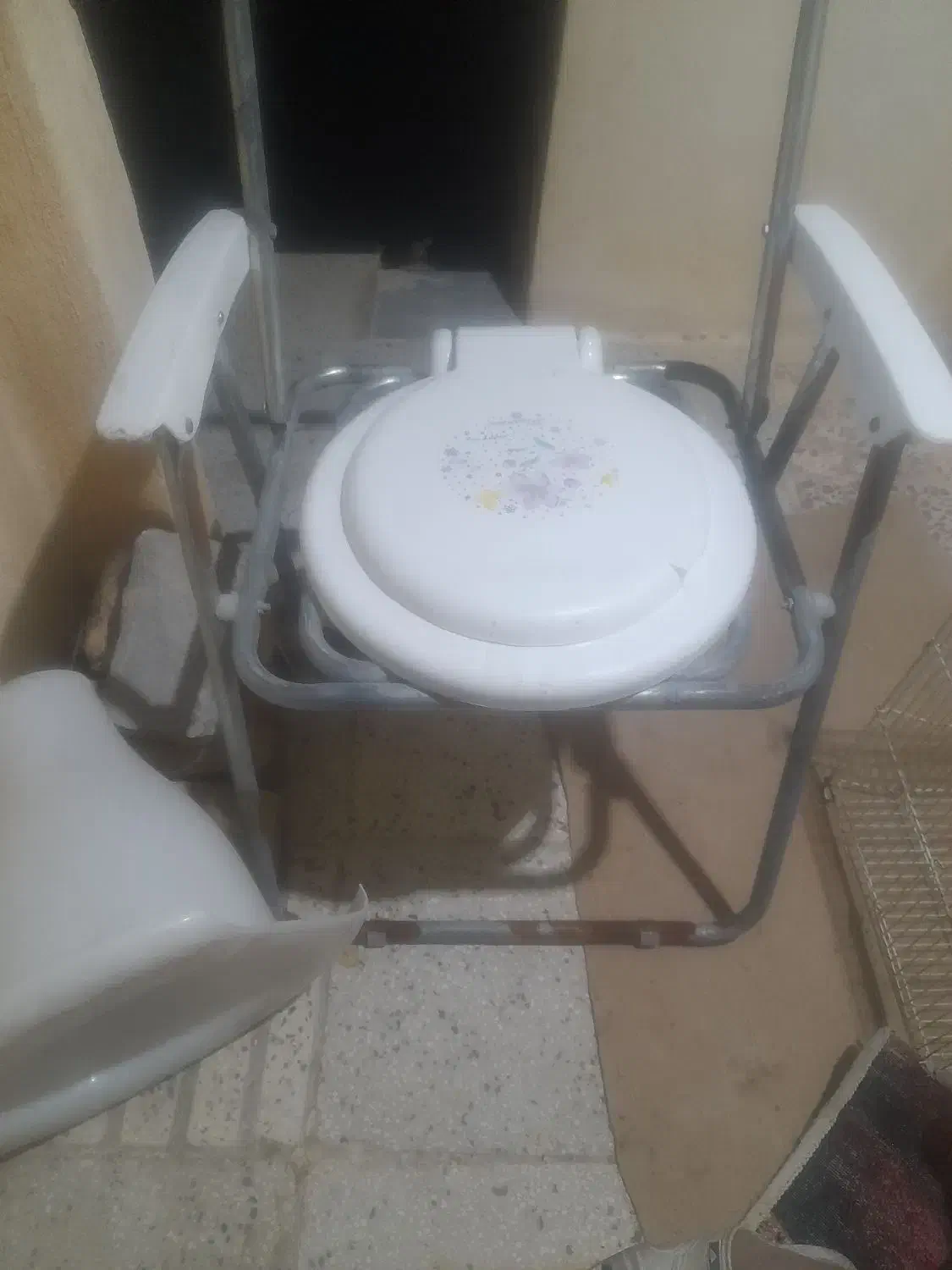 توالت فرنگی چینی و صندلی|لوازم سرویس بهداشتی|اسفراین, |دیوار