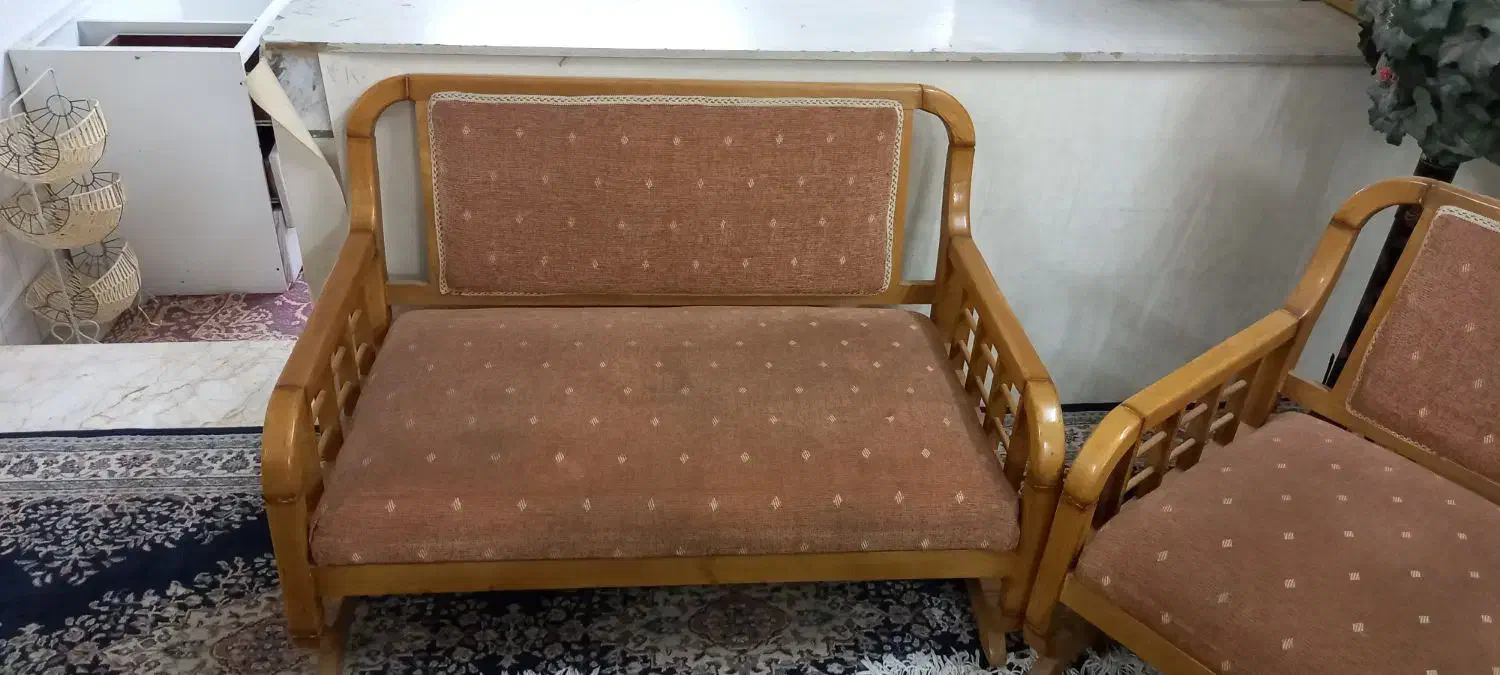 مبل 5نفره به همراه میز وسط و یک عدد میز تلفن|مبلمان خانگی و میز عسلی|قم, باغ کرباسی|دیوار