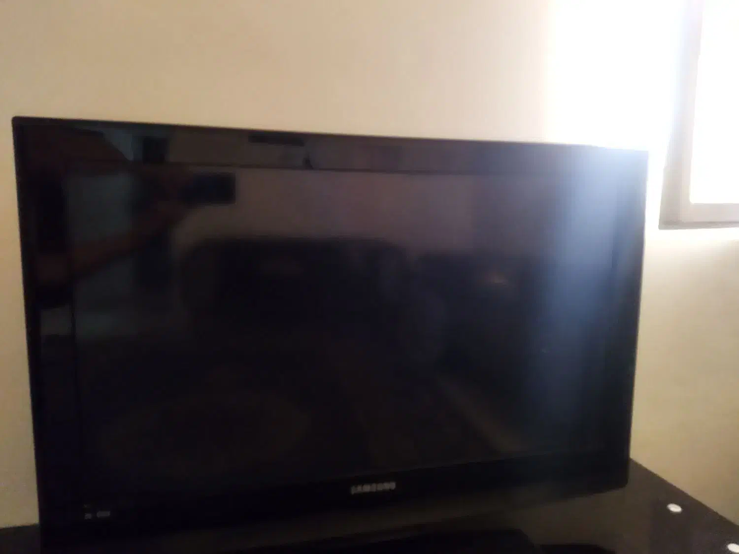 تلویزیون ۳۲ با میز|تلویزیون و پروژکتور|محمدشهر, محمدشهر|دیوار