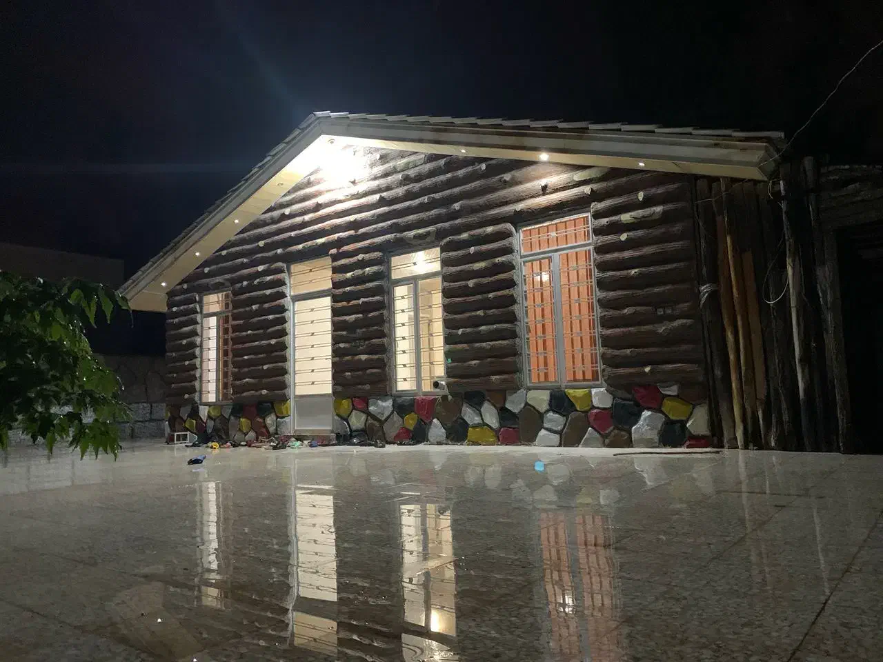 اجاره باغ ویلا|اجارهٔ کوتاه‌مدت ویلا و باغ|شیراز, بید زرد|دیوار