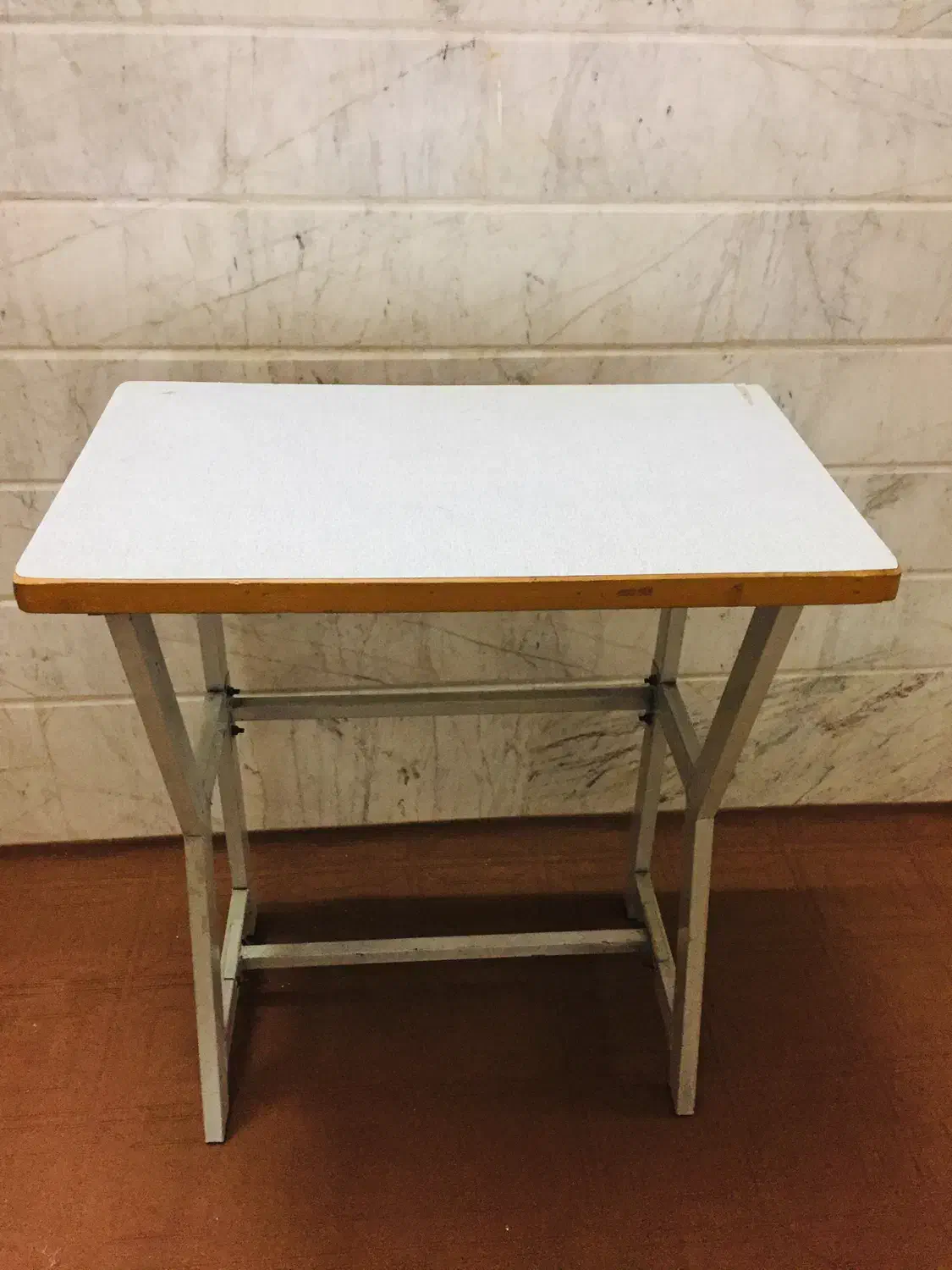 میز چرخ خیاطی|چرخ خیاطی و ریسندگی|قم, باغ کرباسی|دیوار