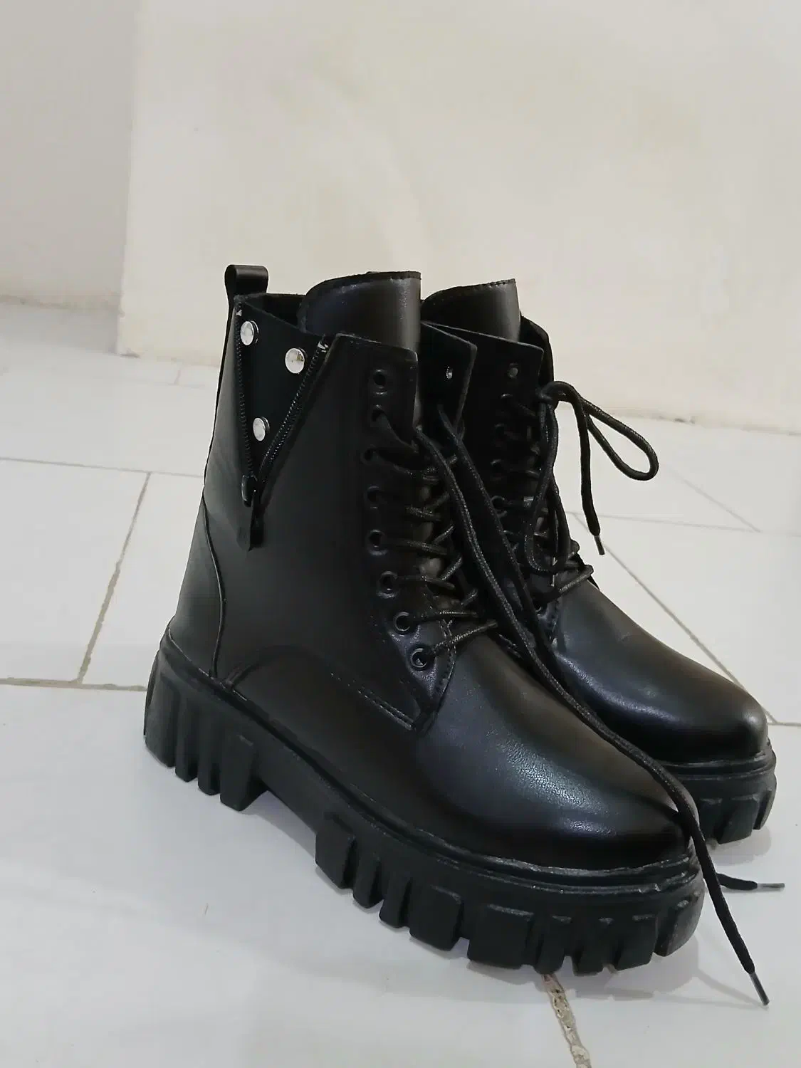 بوت|کیف، کفش، کمربند|پیشوا, |دیوار