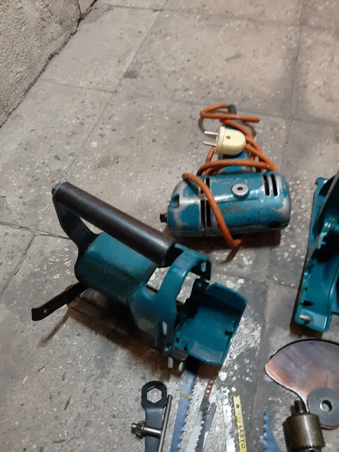 تعدادی ابزار و آره برقی بلاک اندکر|ابزارآلات|تهران, تسلیحات|دیوار