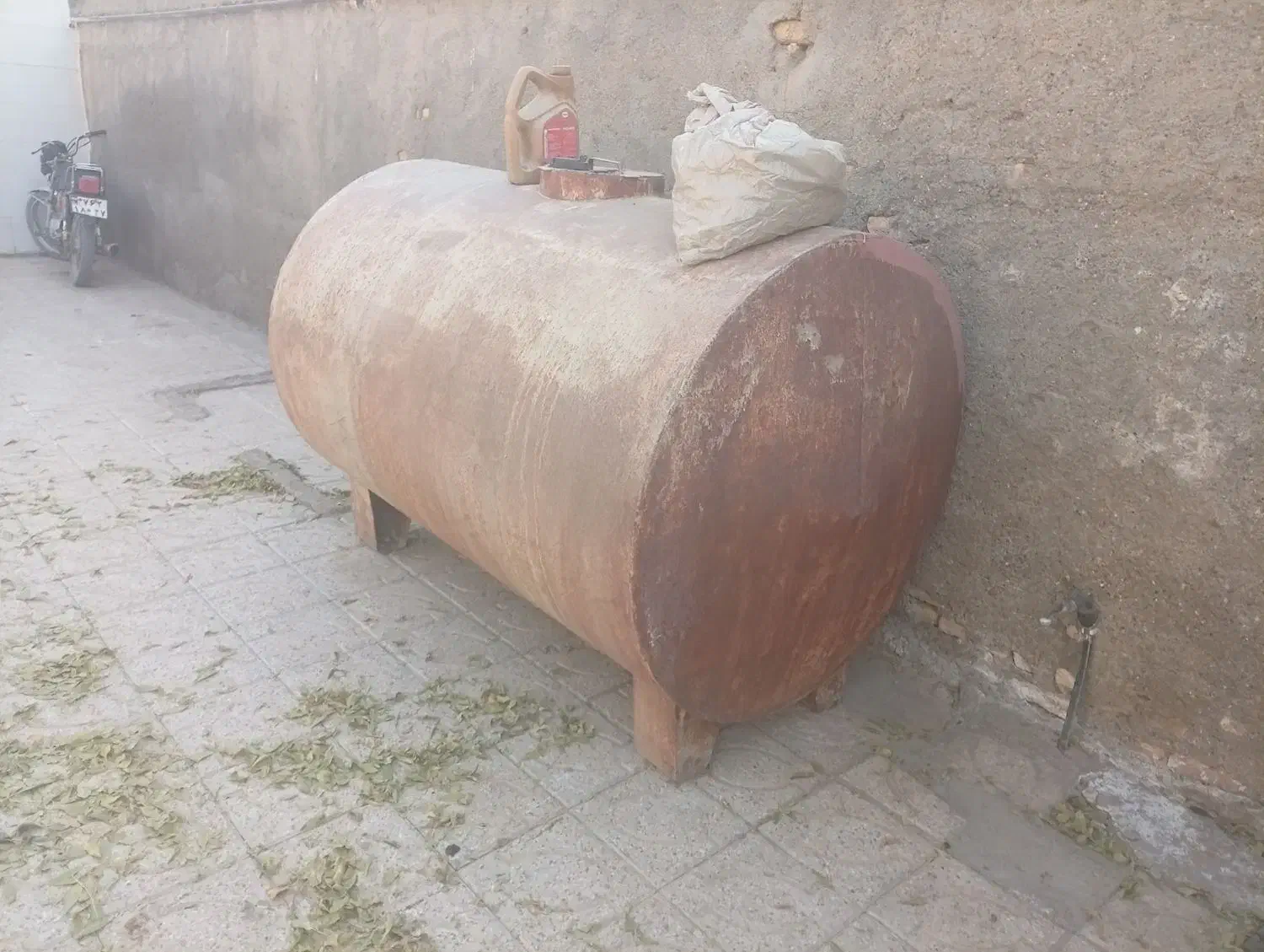 یک عدد تانک 2000لیتری|مصالح و تجهیزات ساختمان|رضویه, |دیوار