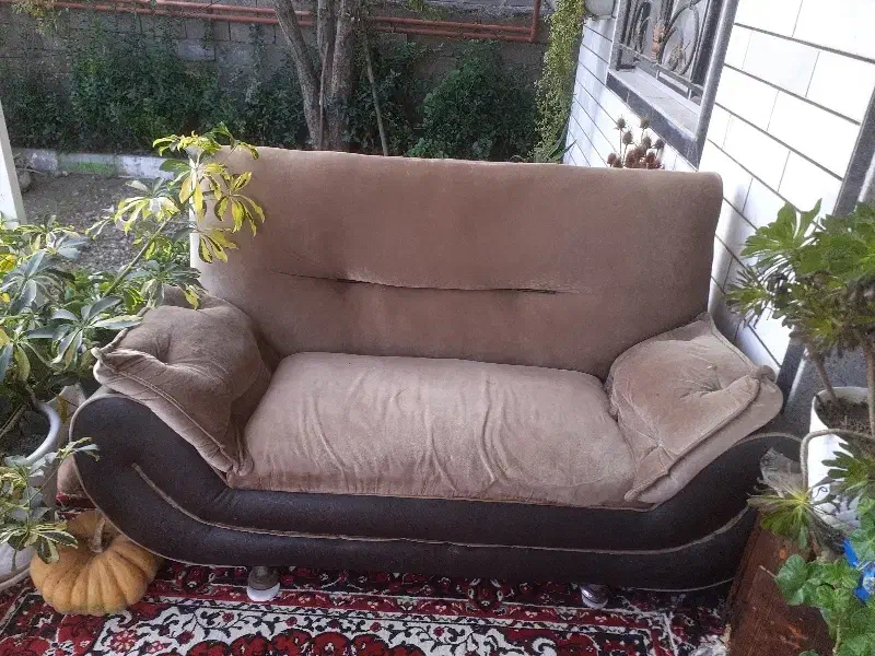 مبل با میز و دوعدد جلومبلی|مبلمان خانگی و میز عسلی|اسالم, |دیوار