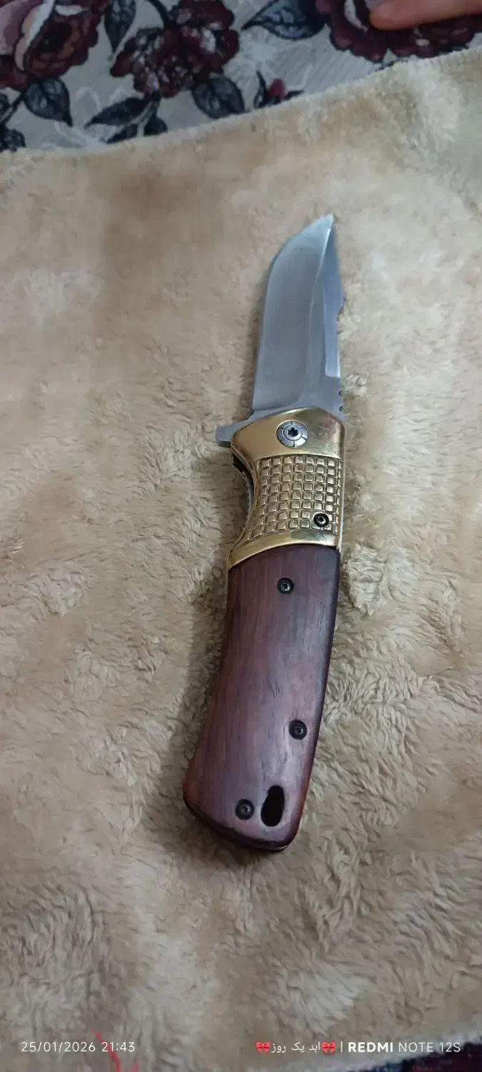 چاقو کلکسیونی|کلکسیون اشیاء عتیقه|ری, شهادت|دیوار