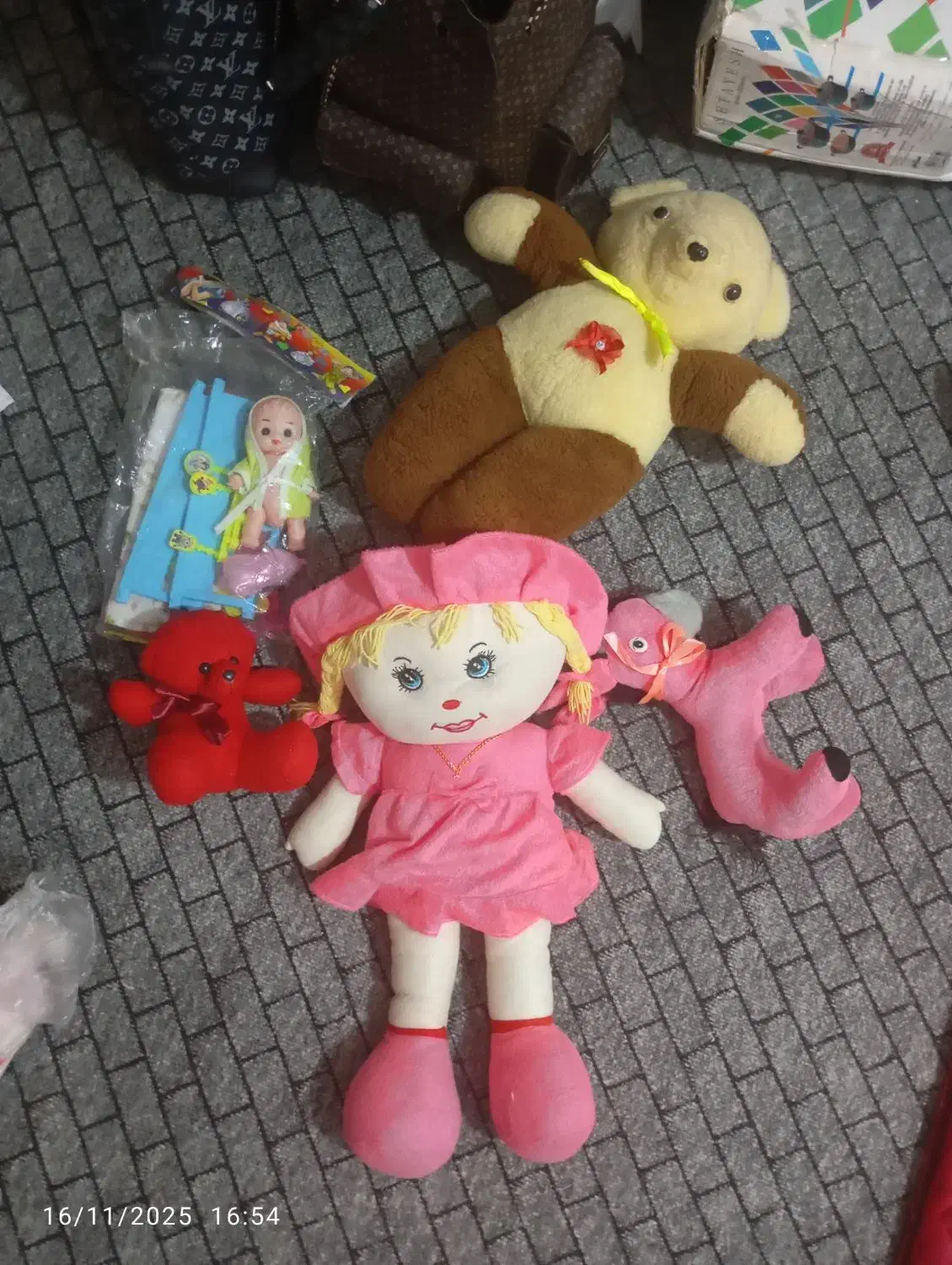 فروش عروسک بازی پولیشی و لباس کودک و کتاب|اسباب و اثاث بچه|قائم‌شهر, |دیوار