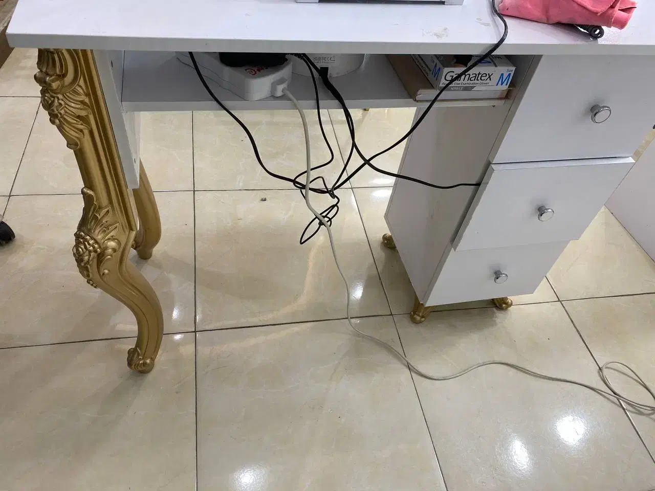 میز و صندلی ناخن|آرایشگاه و سالن‌های زیبایی|ساری, |دیوار