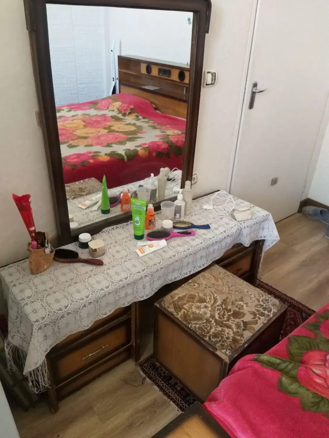 میزآرایش با ۴ کشو و کرسی چرخدار|جاکفشی، کمد، دراور|شیراز, معالی‌آباد|دیوار