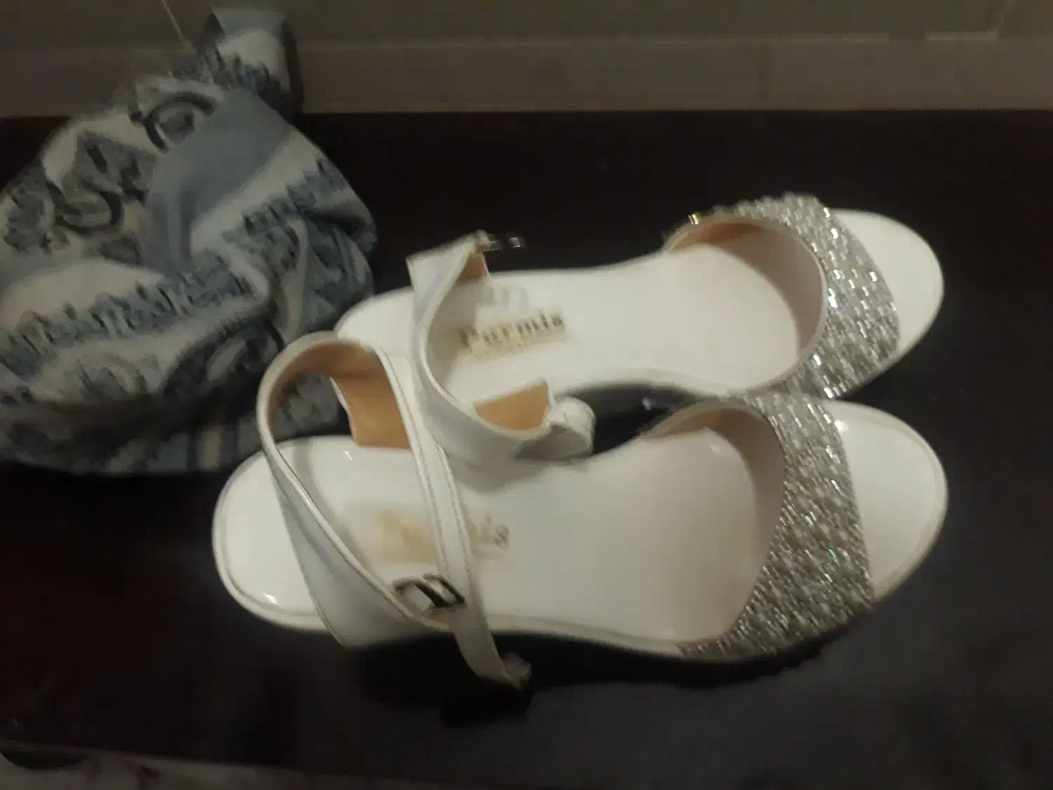 کفش|کیف، کفش، کمربند|قائن, |دیوار