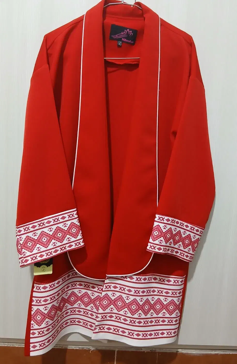 کت قرمز|لباس|نهاوند, |دیوار