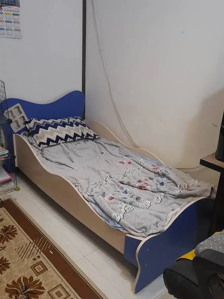 یک عددتخت نوجوان دوعدد صندلی|تخت و سرویس خواب|نجف‌آباد, ویلاشهر|دیوار