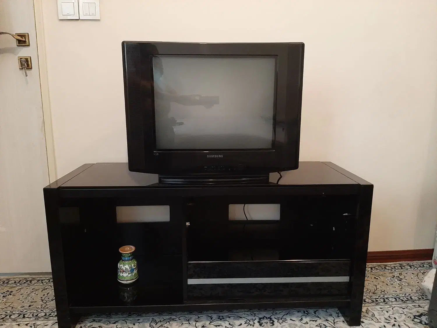 تلویزیون و میز چوبی خارجی|تلویزیون و پروژکتور|تهران, تهرانسر مرکزی|دیوار