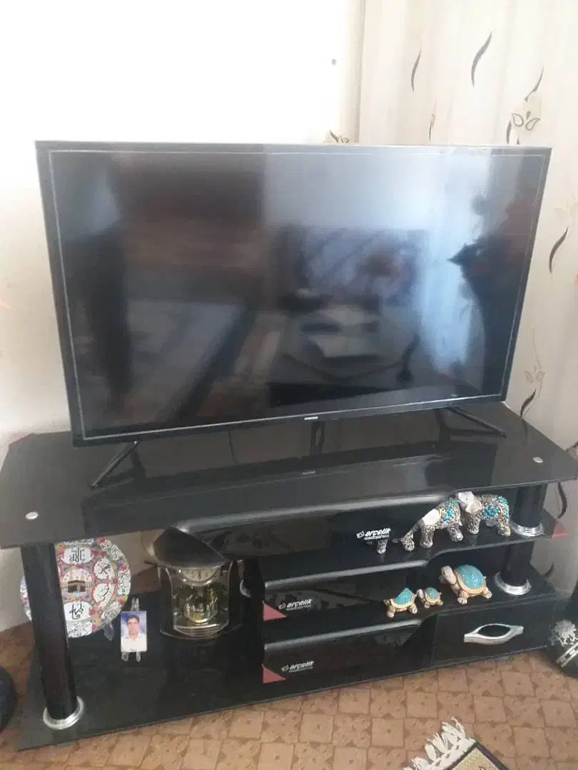 یک عدد میز تلویزیون بسیارتمیز|میز تلویزیون|فولادشهر, B2|دیوار