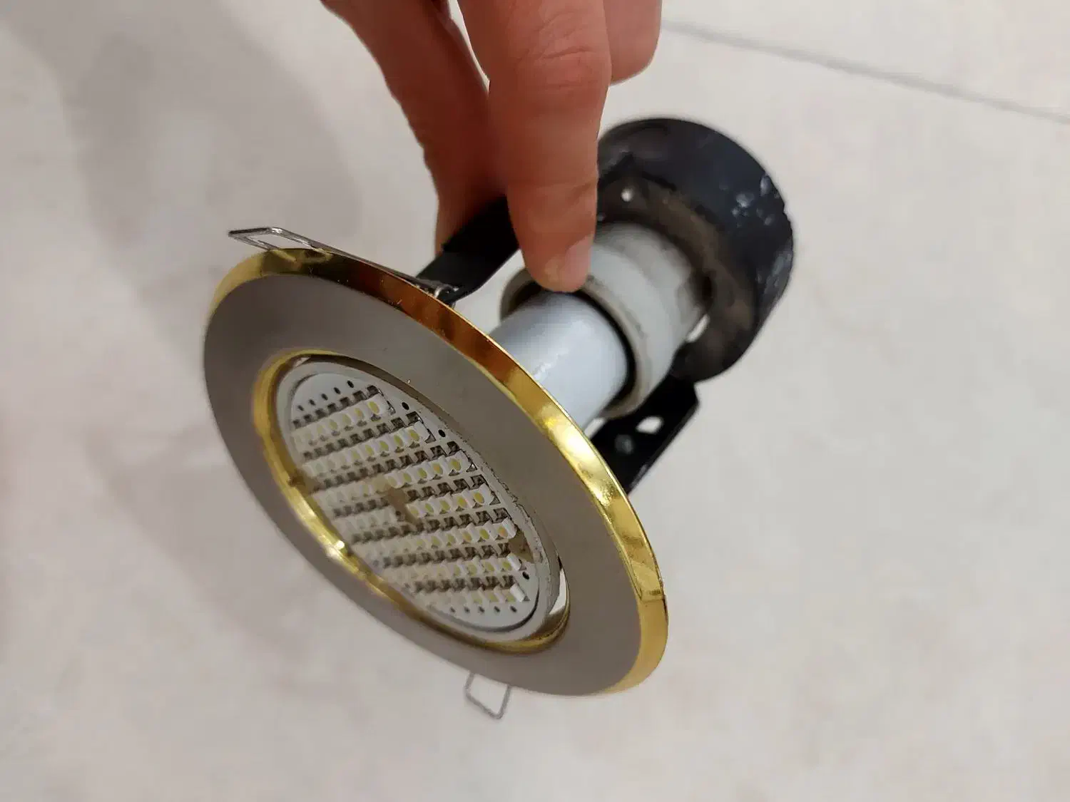 قاب  و فریم همراه با لامپ هالوژن ال ای دی|لامپ و چراغ|کرج, کوی کارمندان شمالی|دیوار